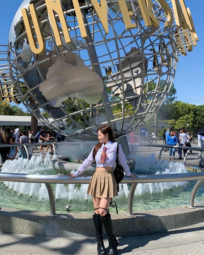 Dalam foto yang diunggah di Instagram, beberapa remaja memang terlihat mendekatinya sambil memegang handphone mereka. Sedangkan Young Ki sendiri juga tampak tak masalah membagi informasi mengenai dirinya meski sedikit canggung. Foto: Instagram