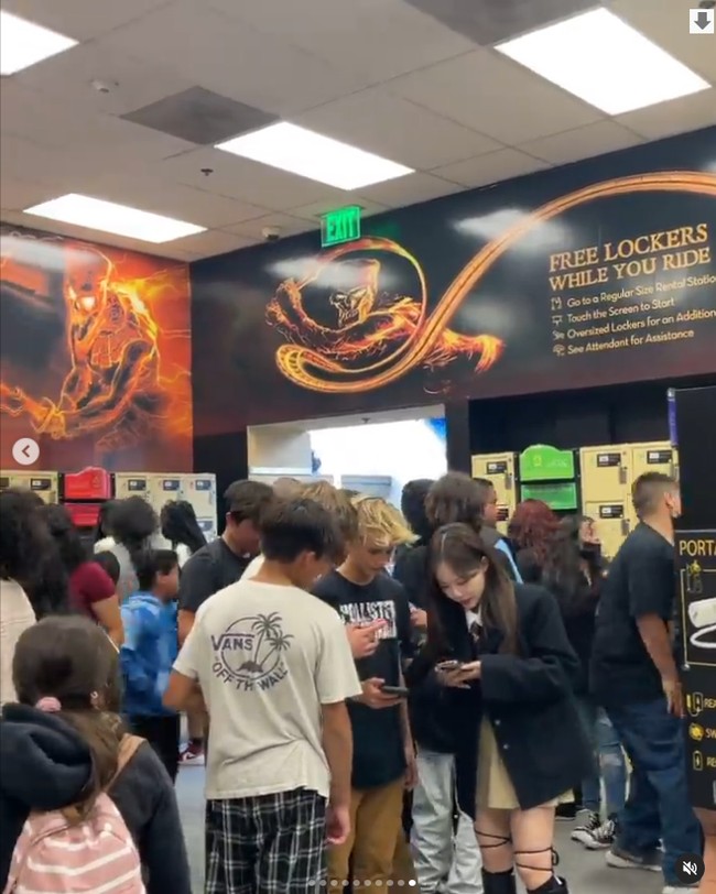 Bahkan anak-anak lelaki SMP meminta nomor teleponku tapi berdasarkan umur Korea, mereka anak-anak SD. Aku tidak bisa memberi tahu mereka usiaku. Berteman dengan orang-orang asing ada dalam bucket list-ku tapi aku tidak pernah berpikir akan berteman dengan anak-anak SD, tulisnya di Instagram.Foto: Instagram