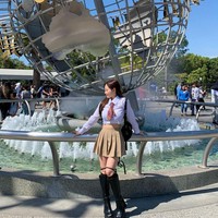 Dalam foto yang diunggah di Instagram, beberapa remaja memang terlihat mendekatinya sambil memegang handphone mereka. Sedangkan Young Ki sendiri juga tampak tak masalah membagi informasi mengenai dirinya meski sedikit canggung. Foto: Instagram