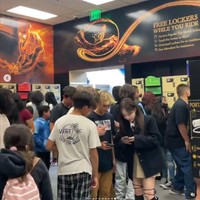 Bahkan anak-anak lelaki SMP meminta nomor teleponku tapi berdasarkan umur Korea, mereka anak-anak SD. Aku tidak bisa memberi tahu mereka usiaku. Berteman dengan orang-orang asing ada dalam bucket list-ku tapi aku tidak pernah berpikir akan berteman dengan anak-anak SD, tulisnya di Instagram.Foto: Instagram