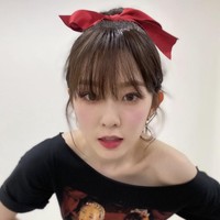 Irene Red Velvet mencuri atensi dengan paras cantiknya di umur 23 tahun. Terlebih dia tampil dengan gaya rambut ombre berwarna pink. Visual grup Red Velvet itu telah menjadi model iklan soju, yang dinilai sebagai tawaran bergengsi bagi artis Korea. Foto: dok. Instagram @renebaebae