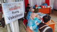 kegiatan vaksinasi yang dilaksanakan selama dua hari dengan 1000 dosis tersebut melibatkan puluhan tenaga medis. 