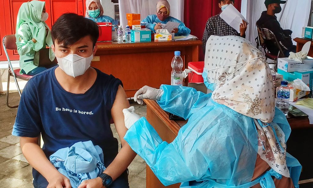 Vaksinasi booster COVID-19 menjadi syarat bagi pelaku mudik di Indonesia tahun ini. Warga pun berbondong-bondong mengikuti vaksinasi di kantor PMI Kabupaten Bandung.