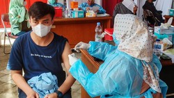Vaksinasi booster menjadi syarat bagi pelaku mudik di Indonesia tahun ini. Warga pun berbondong-bondong mengikuti vaksinasi di kantor PMI Kabupaten Bandung.