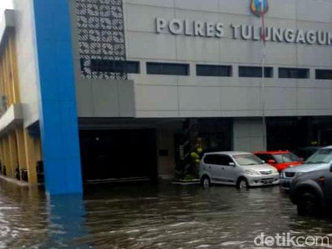 Jalan protokol di Tulungagung banjir setelah hujan deras dua jam.