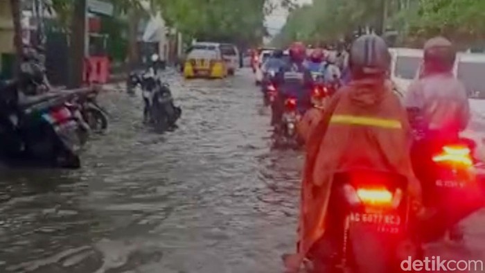 Jalan protokol di Tulungagung banjir setelah hujan deras dua jam.