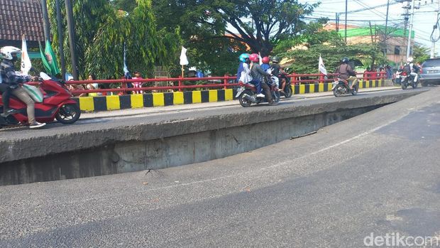 jembatan ambles di lamongan