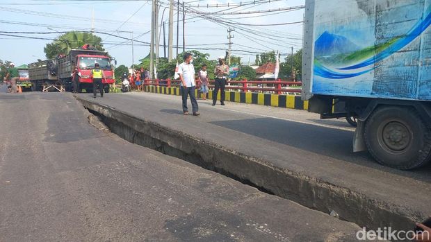 jembatan ambles di lamongan