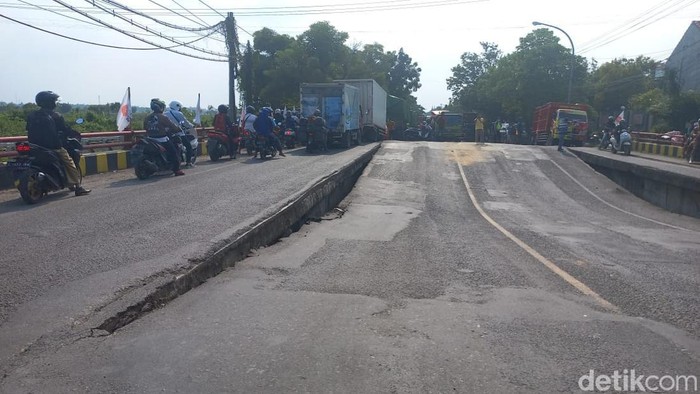 jembatan ambles di lamongan