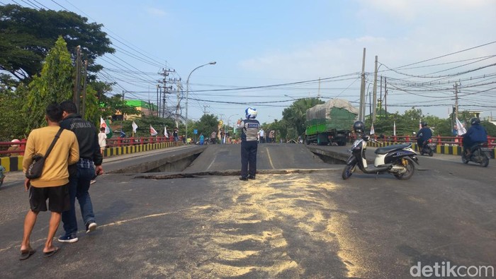jembatan ambles di lamongan