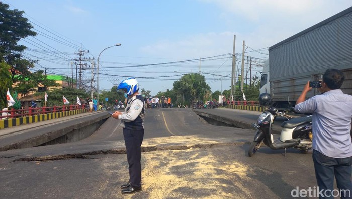 jembatan ambles di lamongan