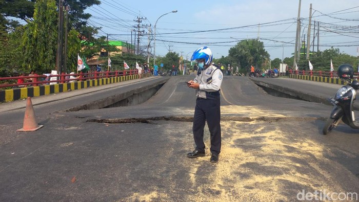 Jembatan poros nasional di Lamongan ambles. Dampak Jembatan Balun ambles, kemacetan mengular hampir 4 kilometer.