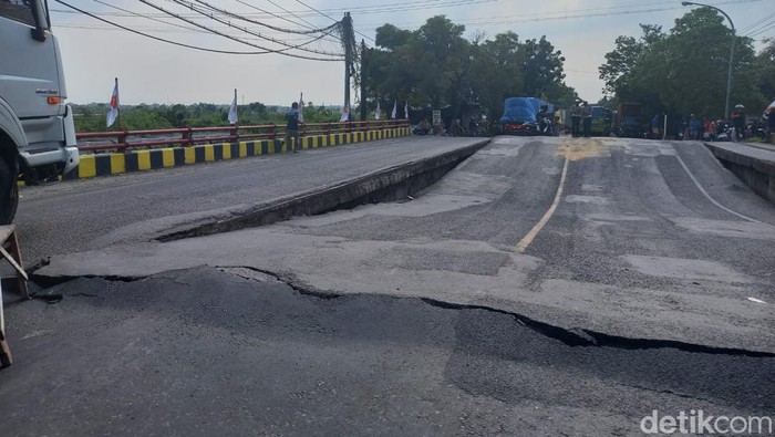 jembatan balun ambles di lamongan