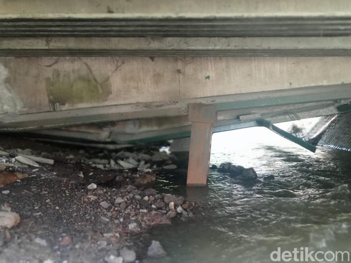 Jembatan Balun Lamongan ambles