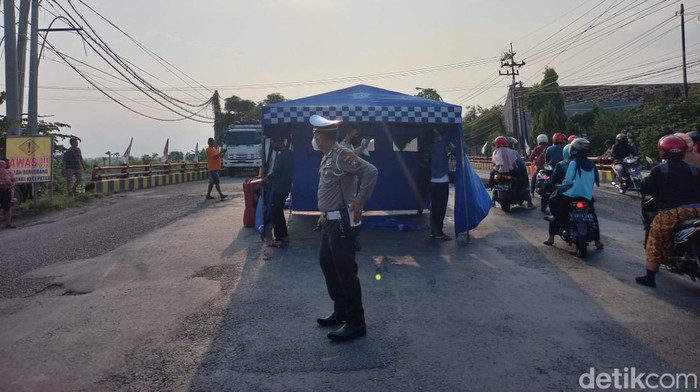 Jembatan Balun Lamongan ambles, polisi alihkan lalu lintas terutama kendaraan berat ke Pantura atau ke Manyar.