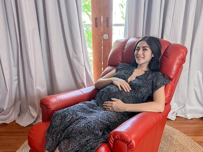 Jessica Iskandar santai di kursi malas La-Z-Boy.