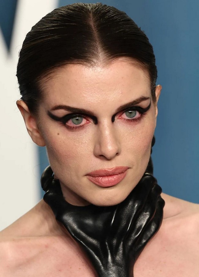 Julia Fox memilih makeup yang lebih bold dengan riasan cat eye geometris yang jadi ciri khasnya. Model 32 tahun ini juga tampil dengan rambut ditata sleek yang berkesan basah dan glossy. Foto: Instagram/@juliafox