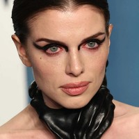 Julia Fox memilih makeup yang lebih bold dengan riasan cat eye geometris yang jadi ciri khasnya. Model 32 tahun ini juga tampil dengan rambut ditata sleek yang berkesan basah dan glossy. Foto: Instagram/@juliafox