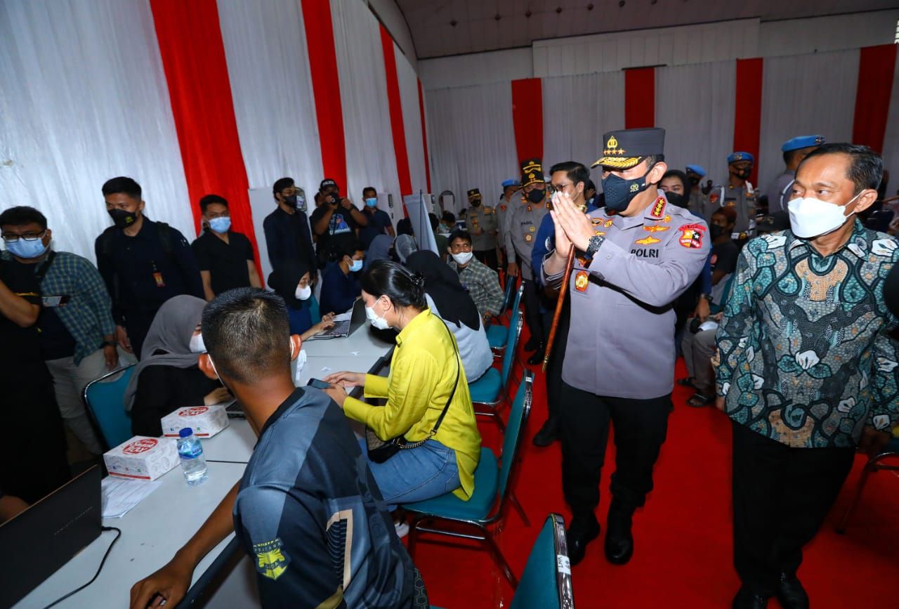 Kapolri Jenderal Listyo Sigit Prabowo meninjau akselerasi vaksinasi di Kampus Trisakti Jakarta