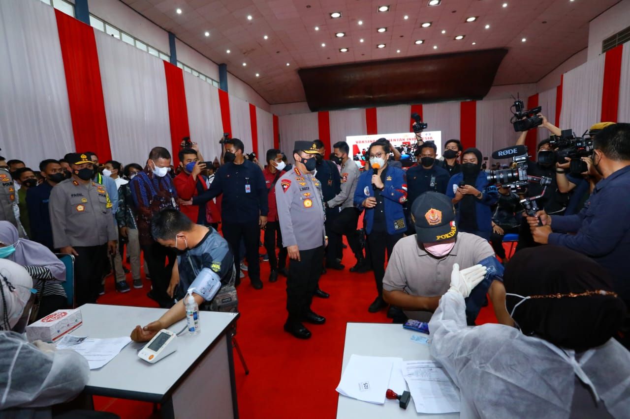 Kapolri Jenderal Listyo Sigit Prabowo meninjau akselerasi vaksinasi di Kampus Trisakti Jakarta