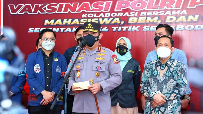 Kapolri Jenderal Listyo Sigit Prabowo meninjau akselerasi vaksinasi di Kampus Trisakti Jakarta