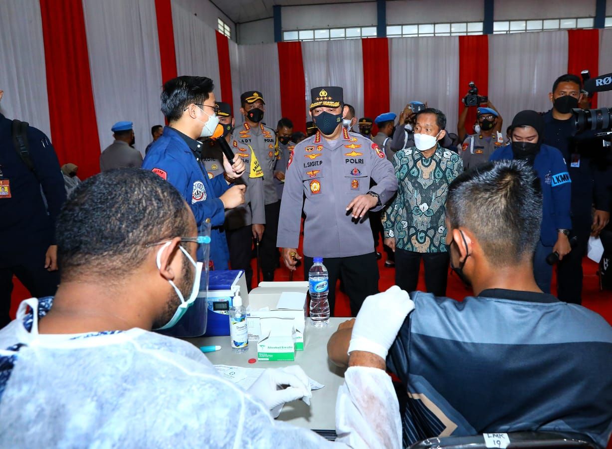 Kapolri Jenderal Listyo Sigit Prabowo meninjau akselerasi vaksinasi di Kampus Trisakti Jakarta