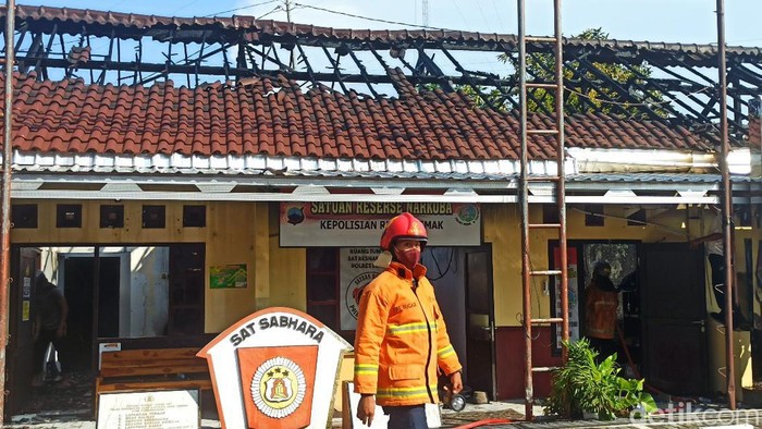 Kebakaran di Satres Narkoba Polres Demak, Selasa (29/3/2022).