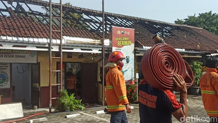 Kebakaran di Satres Narkoba Polres Demak, Selasa (29/3/2022).