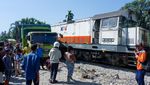 Bummmm.....Truk Dihantam Kereta Api di Padang