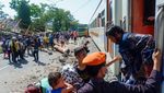 Bummmm.....Truk Dihantam Kereta Api di Padang