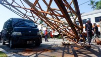 Tampak papan reklame yang berada tak jauh dari lokasi ambruk. Akses jalan ditutup sementara akibat kecelakaan ini.