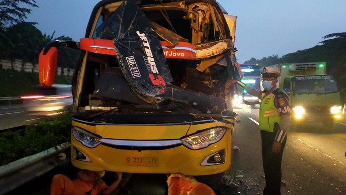 Kecelakaan Truk dan Bus (dok.istimewa)