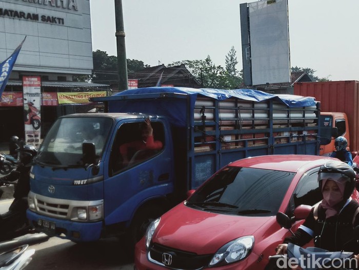 Kemacetan karena truk mogok di Jogja-Solo, Ceper Klaten, Selasa (29/3/2022).