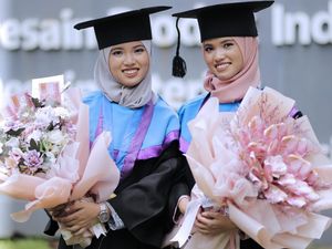 Mau Tahu Kisah Si Kembar Husna dan Nuri Lulus Bareng di ITS?