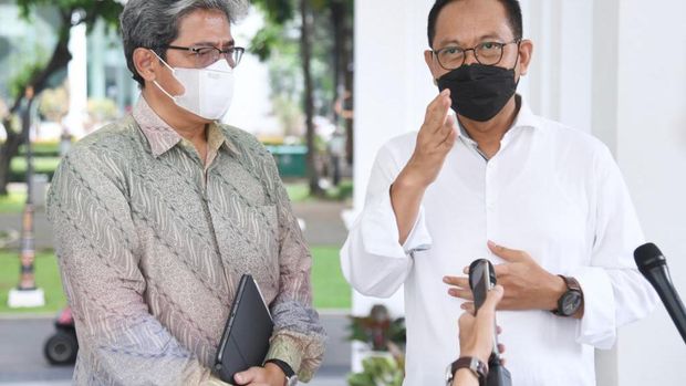 Kepala Badan Otorita Ibu Kota Nusantara (IKN) Bambang Susantono (kanan) dan Wakil Kepala Otorita IKN Dhony Rahajoe  (Lukas - Biro Pers Sekretariat Presiden)