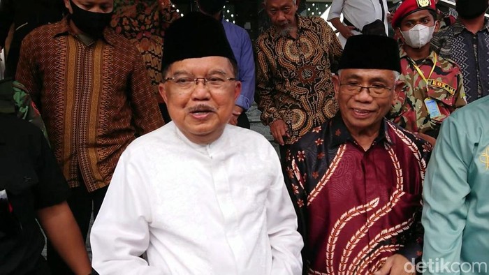 Ketua DMI Jusuf Kalla saat meresmikan masjid di Tulungagung.