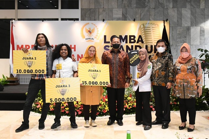 Ketua MPR RI Bambang Soesatyo (Bamsoet) mengapresiasi para komika yang ikut memeriahkan Lomba Stand Up Comedy Kritik MPR RI bertema ‘MPR RI Rumah Kebangsaan’.