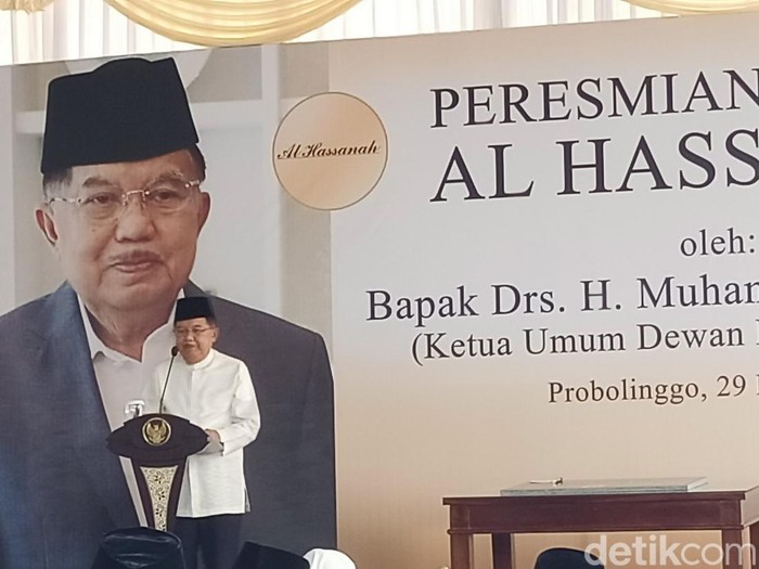 Ketua Umum Dewan Masjid Indonesia Jusuf Kalla saat meresmikan Masjid Al-Hassanah di Probolinggo