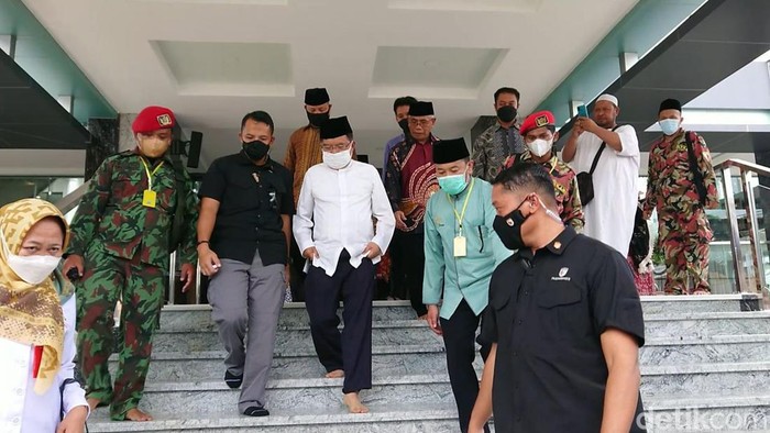 Ketua Umum Dewan Masjid Indonesia Jusuf Kalla saat meresmikan masjid di Tulungagung.