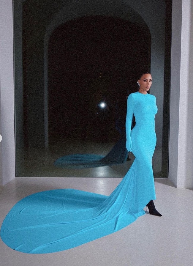 Kim Kardashian tampil dengan riasan wajah nude bernuansa cokelat. Sementara rambutnya dikuncir belakang dengan penataan sleek. Foto: Instagram/@kimkardashian