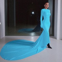 Kim Kardashian tampil dengan riasan wajah nude bernuansa cokelat. Sementara rambutnya dikuncir belakang dengan penataan sleek. Foto: Instagram/@kimkardashian