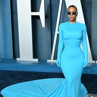 Kim Kardashian tampil glamor dengan gaun biru keluaran Balenciaga. Foto: Instagram/@kimkardashian