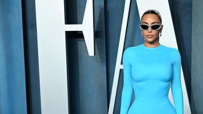 Adu Gaya Kim Kardashian dan Julia Fox di Pesta Oscar, Para Mantan Kanye West