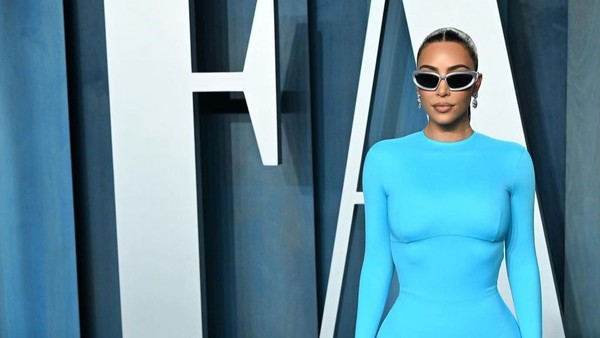 Adu Gaya Kim Kardashian dan Julia Fox di Pesta Oscar, Para Mantan Kanye West