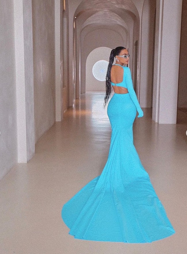 Meskipun simpel, gaun Balenciaga Kim Kardashian tetap terlihat unik. Tampak dari bagian lengan yang menutupi hingga jari-jari tangan, layaknya built-in gloves. Ditambah train panjang menyentuh lantai memberi kesan mewah.  Foto: Instagram/@kimkardashian