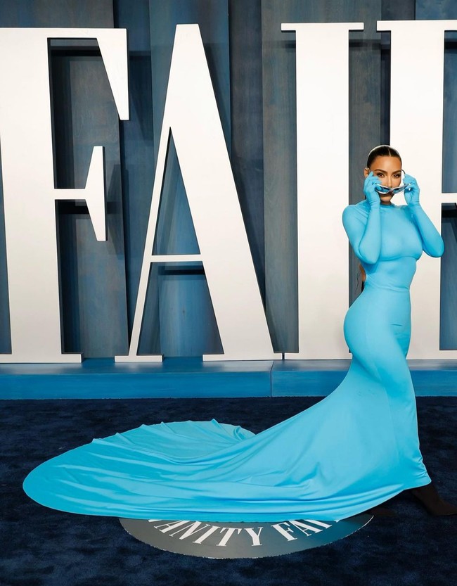 Gaun keluaran Balenciaga yang dikenakan Kim Kardashian terbilang simpel dan minim detail. Namun memiliki potongan yang seolah memeluk tubuhnya. Foto: Instagram/@kimkardashian