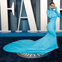 Gaun keluaran Balenciaga yang dikenakan Kim Kardashian terbilang simpel dan minim detail. Namun memiliki potongan yang seolah memeluk tubuhnya. Foto: Instagram/@kimkardashian