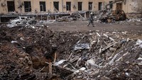 Menurut Kepala Administrasi Militer Daerah Kharkiv, Oleh Synegubov, militer Rusia setidaknya telah menghujani Kharkiv dengan artileri berat dan mortir.   