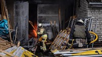 Petugas masih berusaha mencari korban di lokasi serangan.  