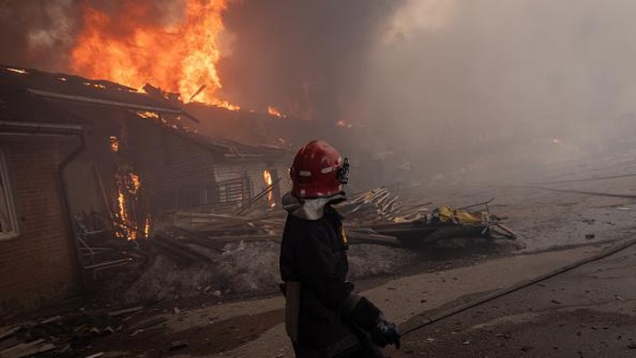 Kondisi Kota Terbesar Kedua di Ukraina Usai Sebulan Digempur Rusia KHARKIV, UKRAINE - MARCH 28: A man looks at a destroyed building that was hit by a Russian attack approximately two weeks ago on March 28, 2022 in Kharkiv, Ukraine. More than half Kharkiv's 1.4 million people have fled the city since Russia's invasion on Feb. 24, which was followed by weeks of intense bombardment. Russian forces remain to the city's north and east, but have met heavy resistance from Ukrainian troops here. (Photo by Chris McGrath/Getty Images)